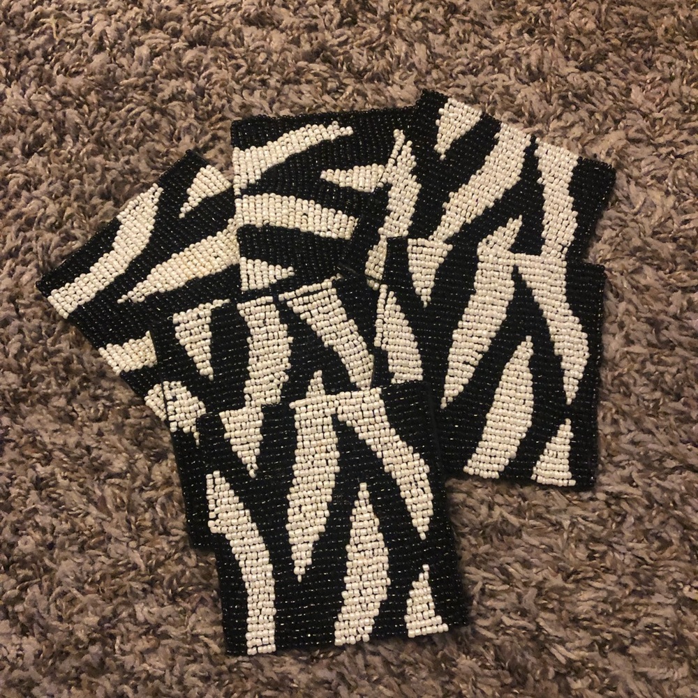 Black and white coaster and placemats set